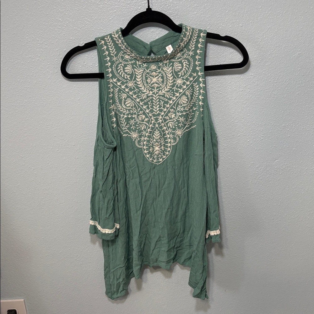 🛍 XHILARATION Teal with white embroidered accents cold shoulder blouse Medium